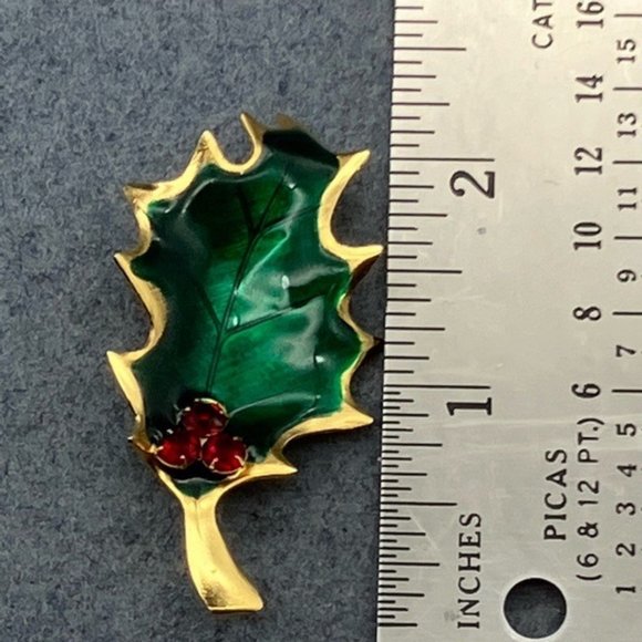 Christmas Pin Brooch Holly Leaf Berries Gold Green Enamel Red Rhinestone Retro - Picture 6 of 7